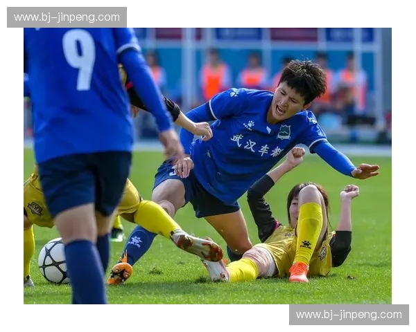 解析现代足球联赛发展趋势与竞技体系革新方向探索路径研究展望未来